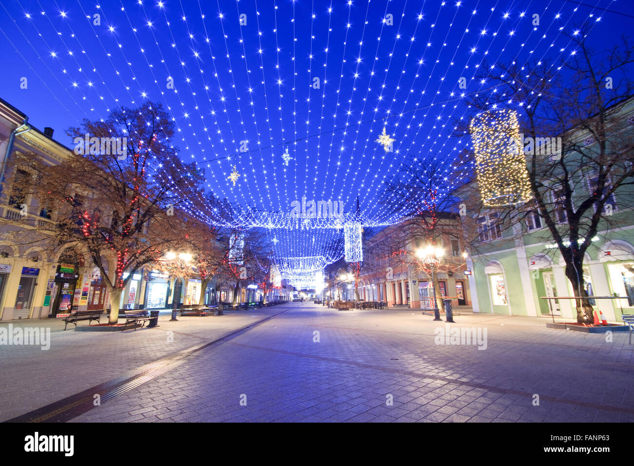 Weihnachtsbeleuchtung in Zmaj Jovina in Novi Sad Stockfoto