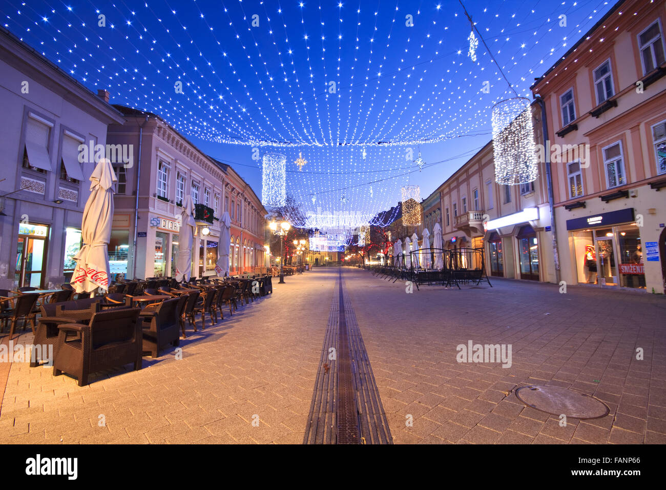 Weihnachtsbeleuchtung in Zmaj Jovina in Novi Sad Stockfoto