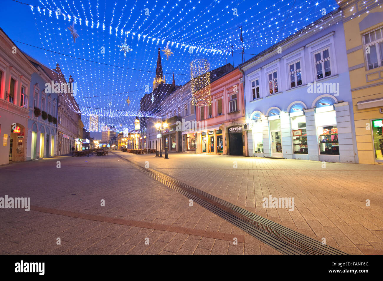 Weihnachtsbeleuchtung in Zmaj Jovina in Novi Sad Stockfoto