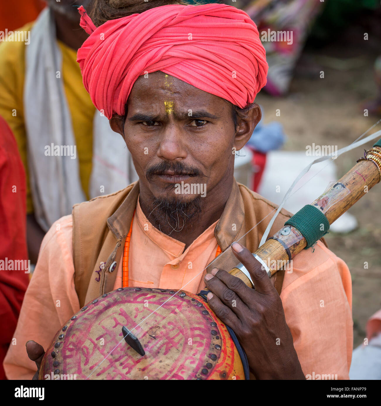 Man spielt eine hausgemachte Sitar, Pushkar, Rajasthan, Indien Stockfoto