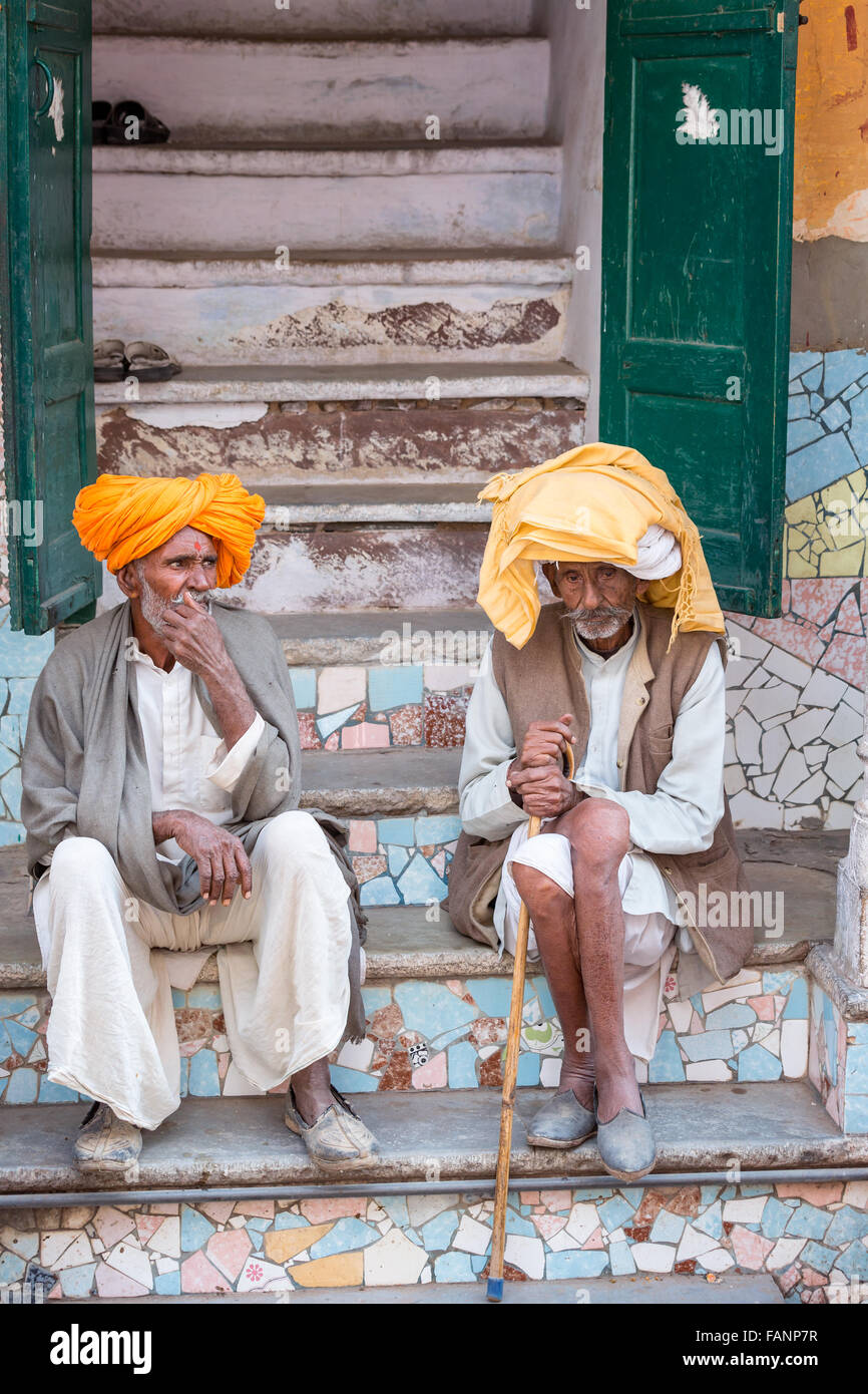 Zwei ältere Männer, die eine Pause, Pushkar, Rajasthan, Indien Stockfoto