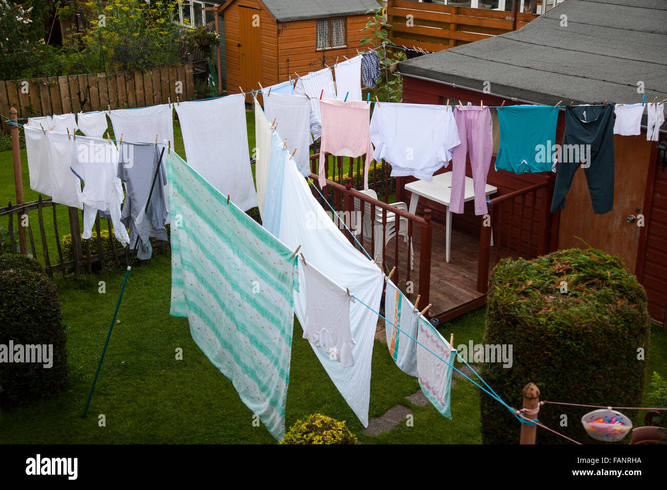 Gärten voller trocknen Wäsche auf einem Landgut in Glasgow, Schottland zurück. Stockfoto