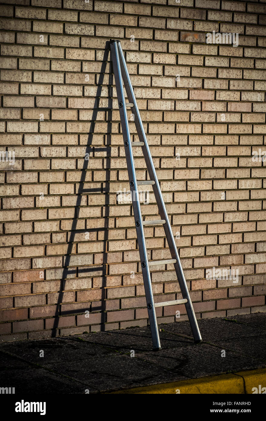 Ein Fensterputzer später an eine Mauer gelehnt. Stockfoto