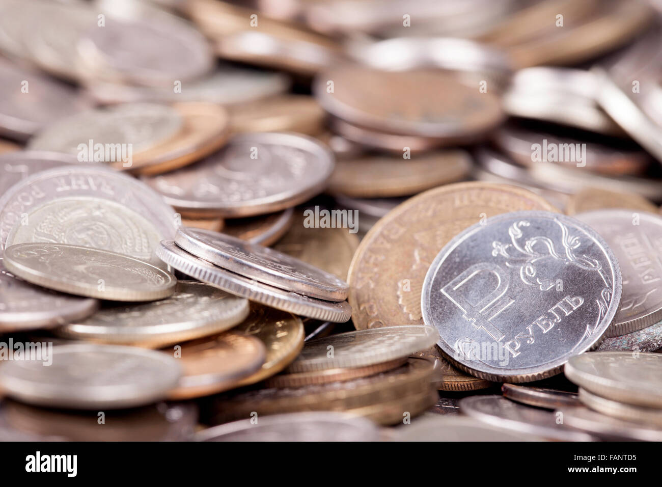 Münze Rubel unter vielen anderen Münzen Stockfoto