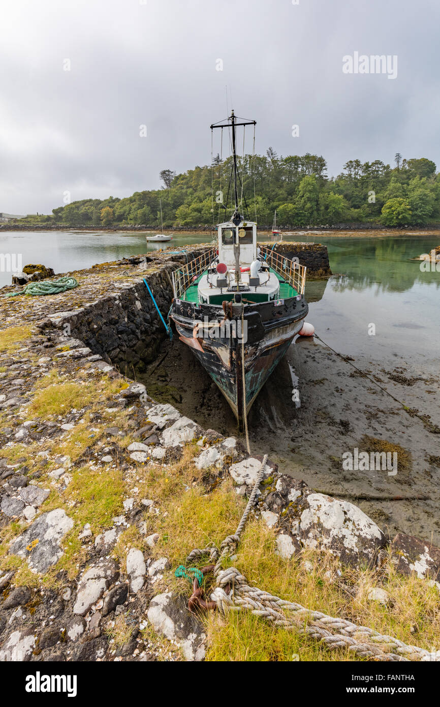 Verlassene Boote im alten Hafen, Insel Eigg, kleinen Inseln, Inneren Hebriden, Schottland Stockfoto
