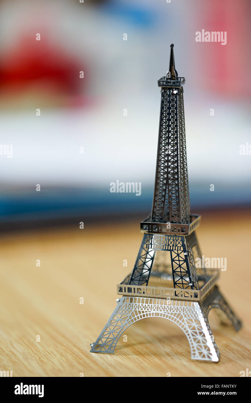 Eiffel Turm Spielzeug Souvenir bei unscharfen Hintergrund in den Farben der Nationalflagge Frankreichs Stockfoto