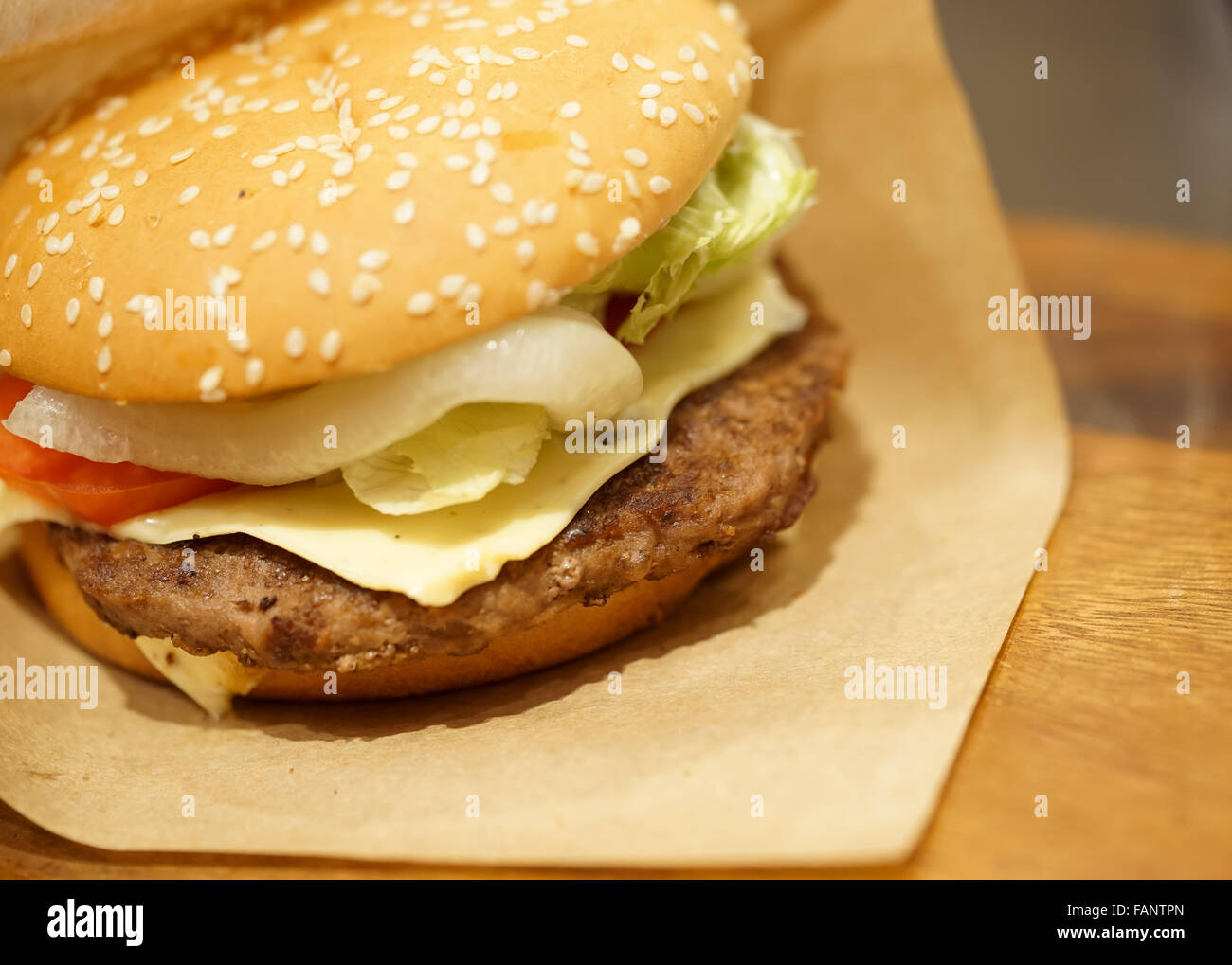Beef-Burger auf Holztisch, Nahaufnahme, Fokus auf das Rindfleisch Stockfoto