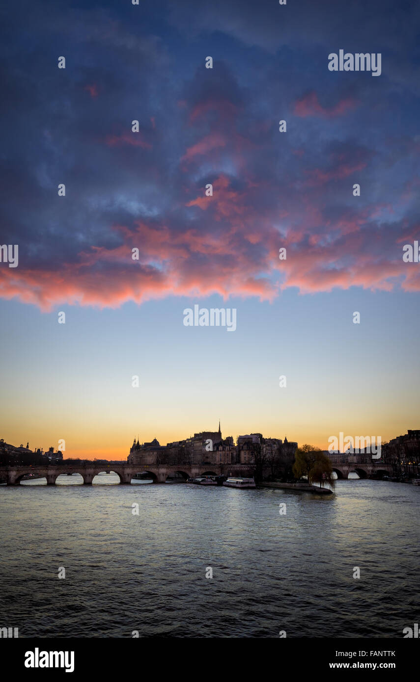 Westende der Ile De La Cite bei Sonnenaufgang mit leuchtenden rosa Wolken mit Pont Neuf und Seineufer. Paris (75001) Frankreich. Stockfoto
