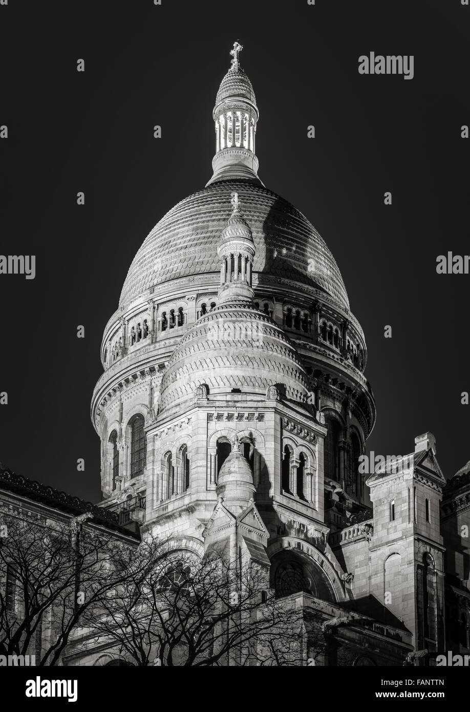 & Schwarz-weiß-Blick auf die Kuppeln der Sacre Coeur Basilika (Heiliges Herz) beleuchtet in der Nacht in Montmartre, Paris, Frankreich. Stockfoto