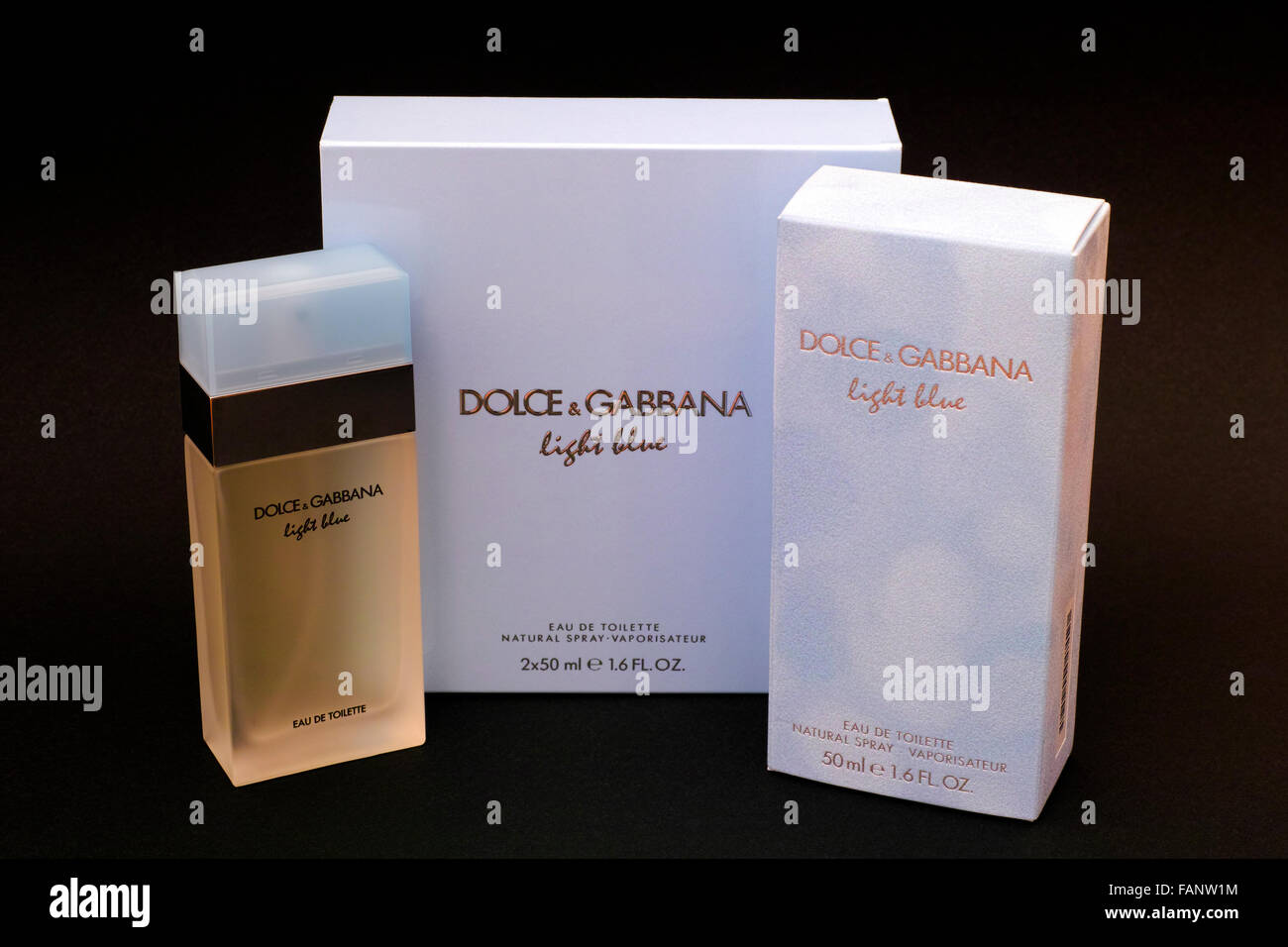 Dolce & Gabbana Light Blue weiblichen Duft. Hellblau ist ein leichter blumiger Duft in einer samt powder blue Box. Stockfoto