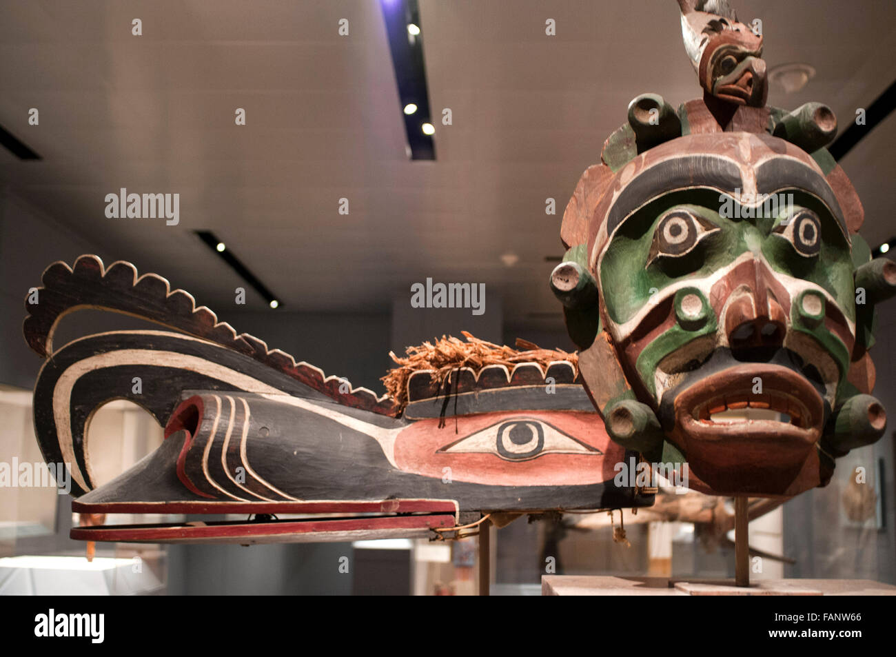 Yagim Maske an das Metropolitan Museum of Art, New York, USA. Yagim Maske, 1920-25 Vancouver Island, Britisch-Kolumbien. Holz, Farbe. George Walkus (Kwakwaka, ca 1875-1968). Eine verstohlene aggressive Meeresbewohner bekannt wie Yagim war Teil des dramatischen Tseyka Leistung Zyklus stattfand als Leben auf der Nordwestküste weitgehend drinnen bewegt sich im dunklen winter Stockfoto