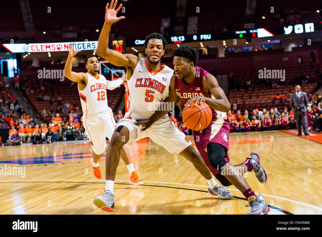 Greenville, SC, USA. 2. Januar 2016.  Clemson Tigers vorwärts Jaron Blossomgame (5) Gaurds Florida State Seminolen bewachen Malik Beasley (5) bei den NCAA-Basketball-Spiel zwischen Florida State und Clemson auf Samstag, 2. Januar 2016 in Bon Secours Arena in Greenville, SC Credit: Cal Sport Media/Alamy Live News Stockfoto