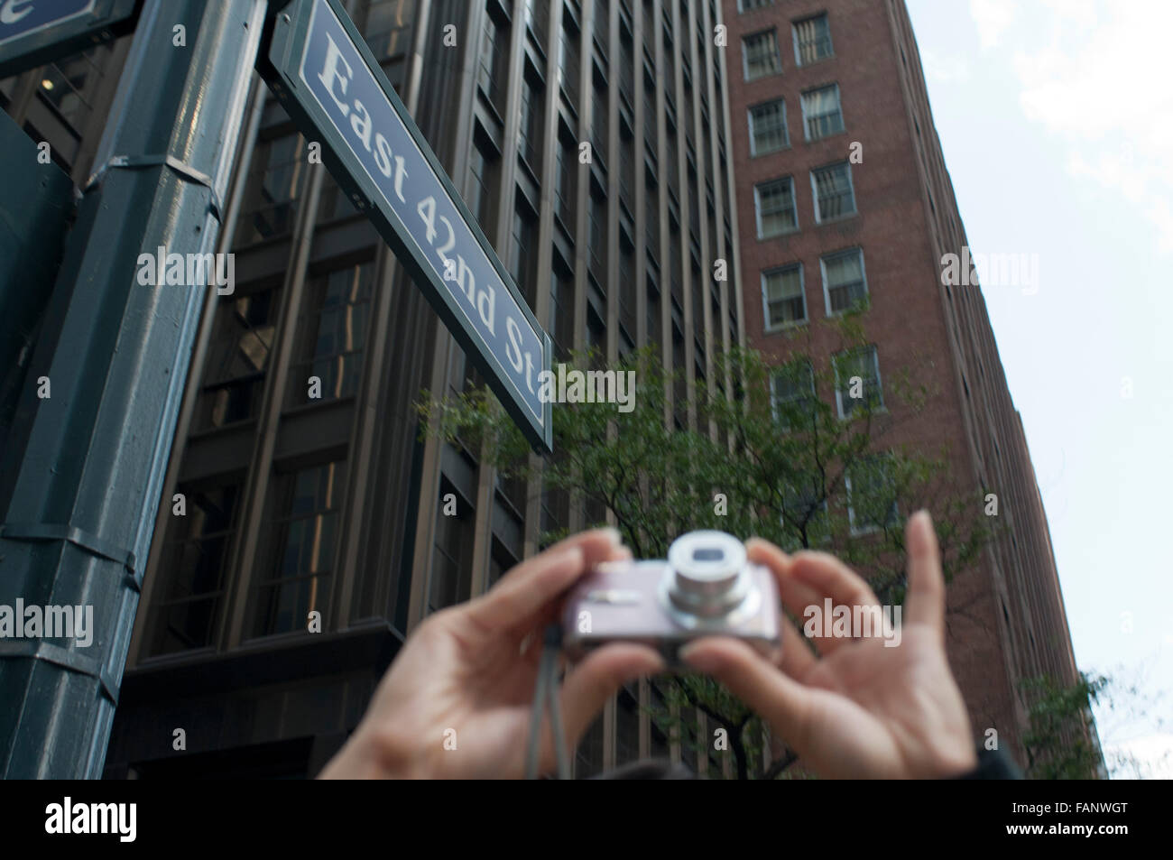 Tourist taken pictures in East 42nd street, New York, USA. East 42nd Street sign, New York city Stockfoto