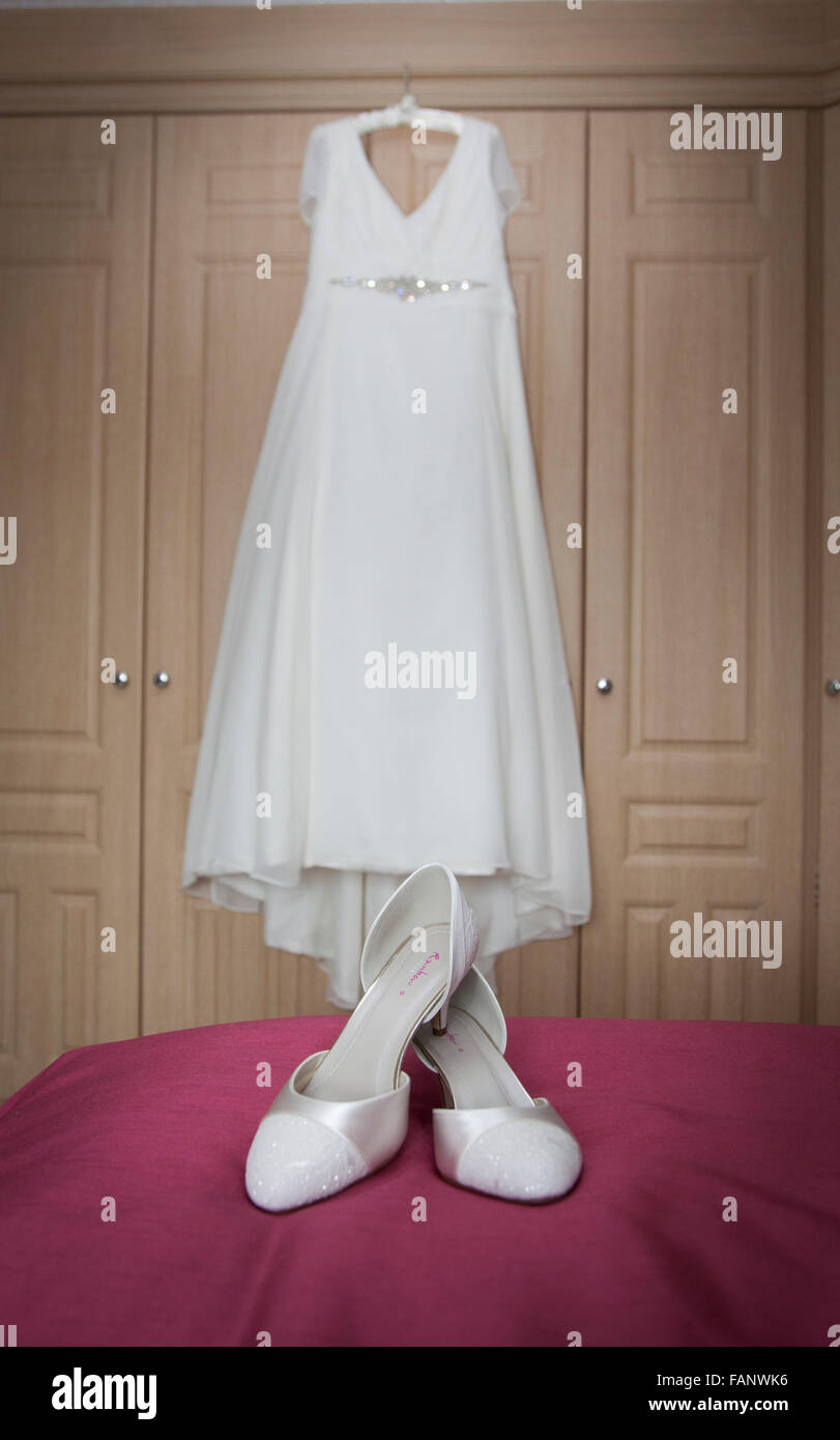 Braut Schuhe und Hochzeit Kleid getragen werden warten Stockfoto