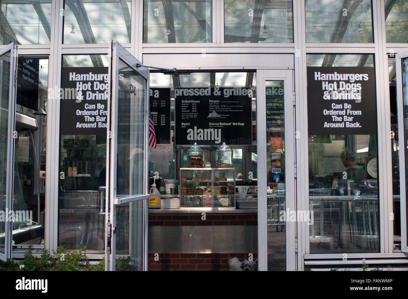 NEW YORK, Hamburger Hamburger Hot Dogs & Getränke, befindet sich in der Nähe von den Vereinten Nationen Gebäude im unteren Midtown. 370 East 47th Street. Verlassen der Japan Society in Richtung 1. Straße, kurz vor die Ecke befindet sich die Bar geformt Gewächshaus. Es gibt Tische innen und außen und ist ein guter Ort um einen Burger oder Milchshake zu greifen. Nach dem Motto machen sie die besten Burger der Stadt. Stockfoto