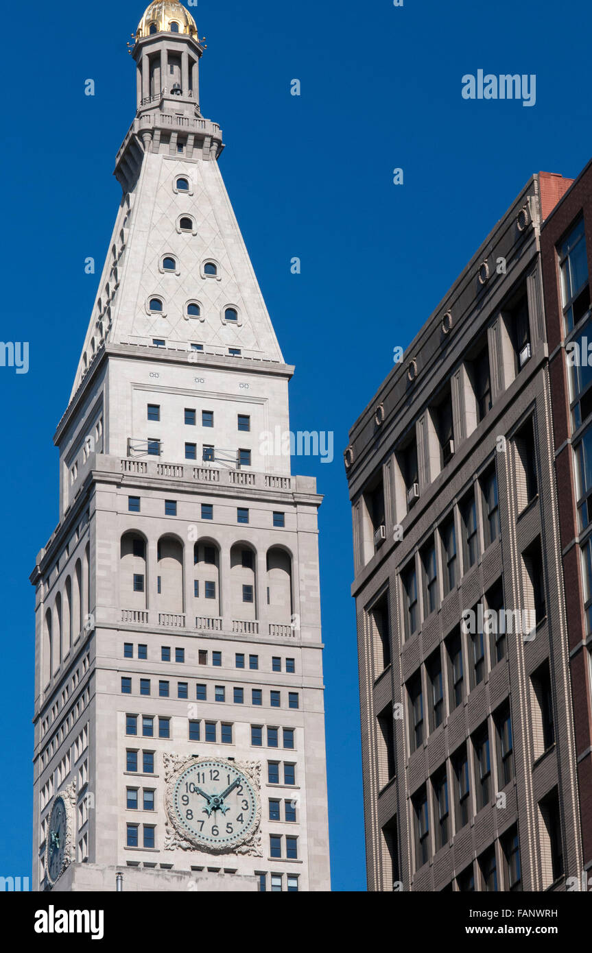 NEW YORK, Uhrturm der Metropolitan Life Insurance Company. 1 Madison Ave dieses Edficio Büro von der gleichen Firma benannt, wurde 1893 errichtet, aber im Jahre 1909 wurde einen neuen Turm, der das höchste Gebäude in der Stadt bis 1913 wurde hinzugefügt, es wurde durch das Woolworth Building übertroffen. Uhren mit 8 Meter im Durchmesser, sind nachts beleuchtet Farbwechsel aufgrund von Ereignissen wie dem Reich. Stockfoto