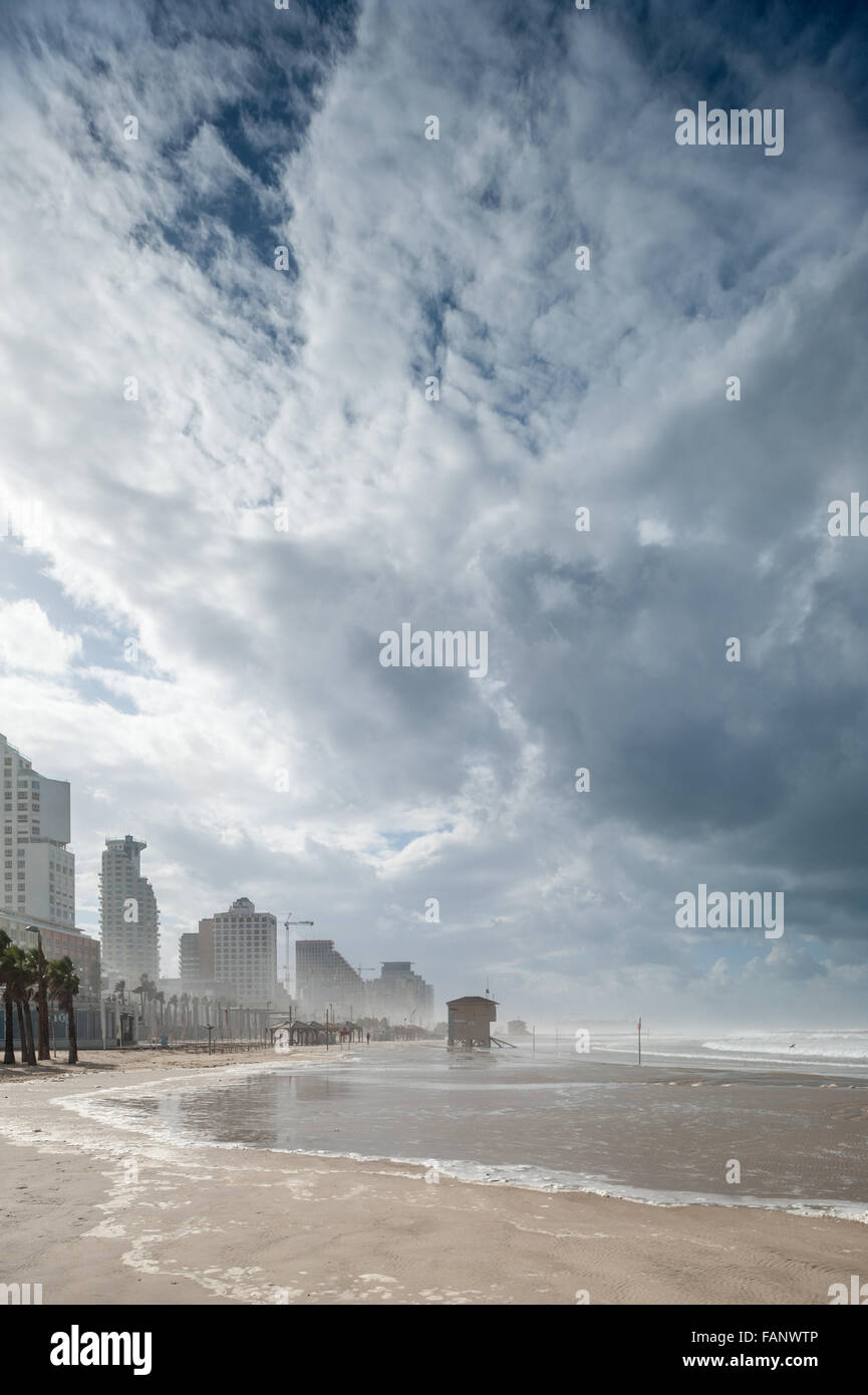 Israel, Tel Aviv, Stadtbild erschossen vom Strand - stürmisches Wetter Stockfoto