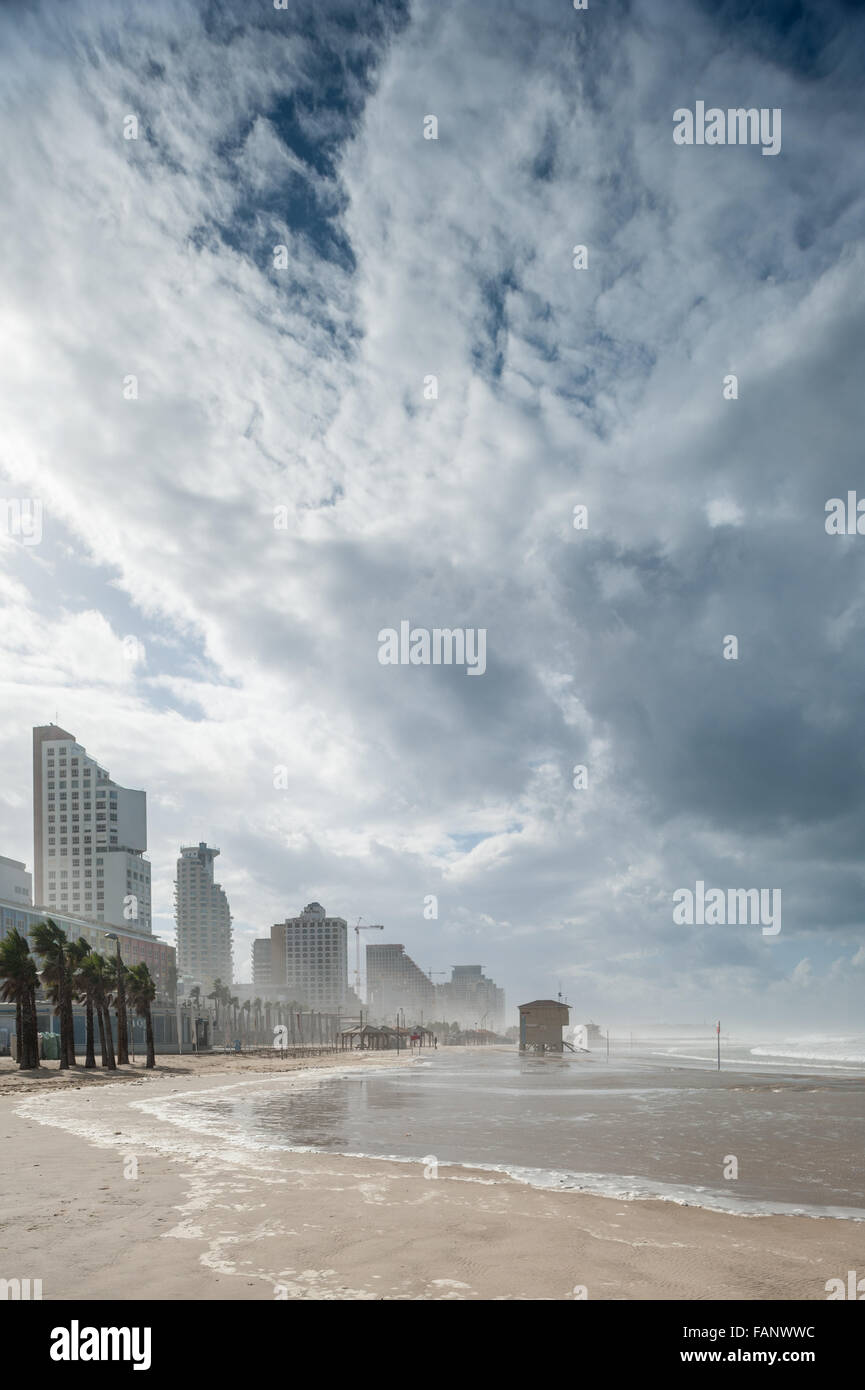 Israel, Tel Aviv, Stadtbild erschossen vom Strand - stürmisches Wetter Stockfoto