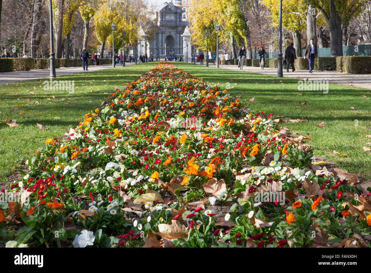 Blume-Allee im Retiro Park mit der Alcala Tür unten Stockfoto