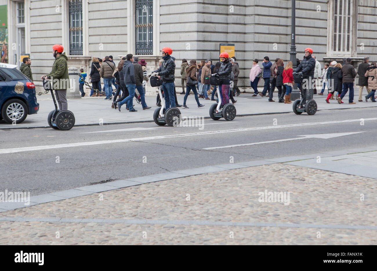 MADRID, Spanien - 7. Dezember 2015: Touristen sightseeing auf Segway-Tour von Madrid, Palacio Real, Spanien Stockfoto