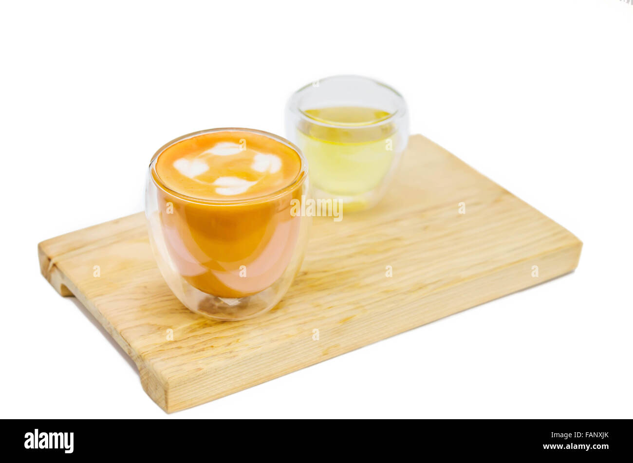 Heiße thai Tee Glasschale mit weißen Schaum Oberfläche und heißen Tee Stockfoto