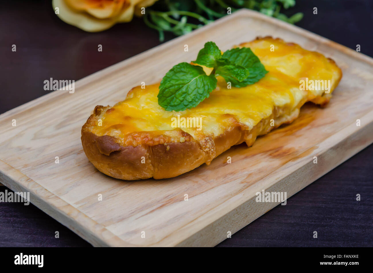 geröstetes hausgemachtes Knoblauchbrot, geschmolzenem Cheddar und Mozzarella, garniert mit Parmesan-Käse Stockfoto
