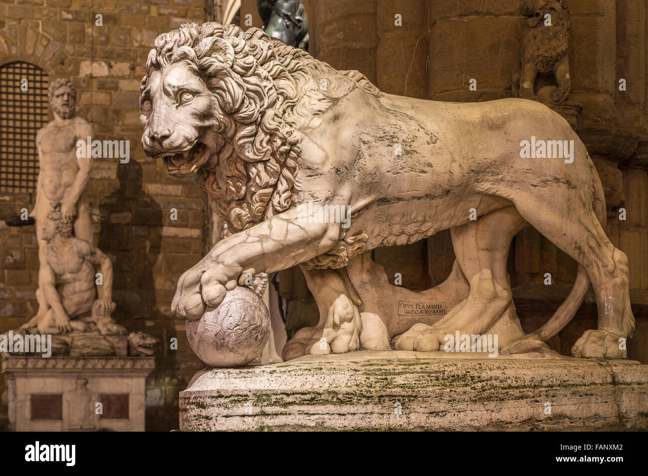 Skulptur eines alten Löwen in der Nacht, Marmor-Statue vor der Loggia dei Lanzi, Piazza della Signoria, Florenz, Toskana Stockfoto