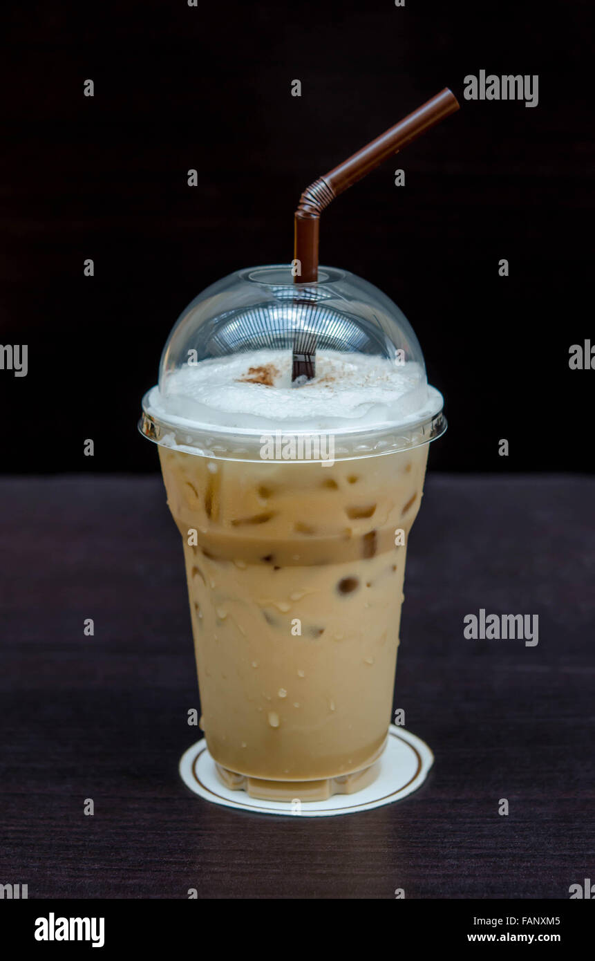 Kalter Kaffee-Drink mit Eis auf einem Tisch Stockfoto