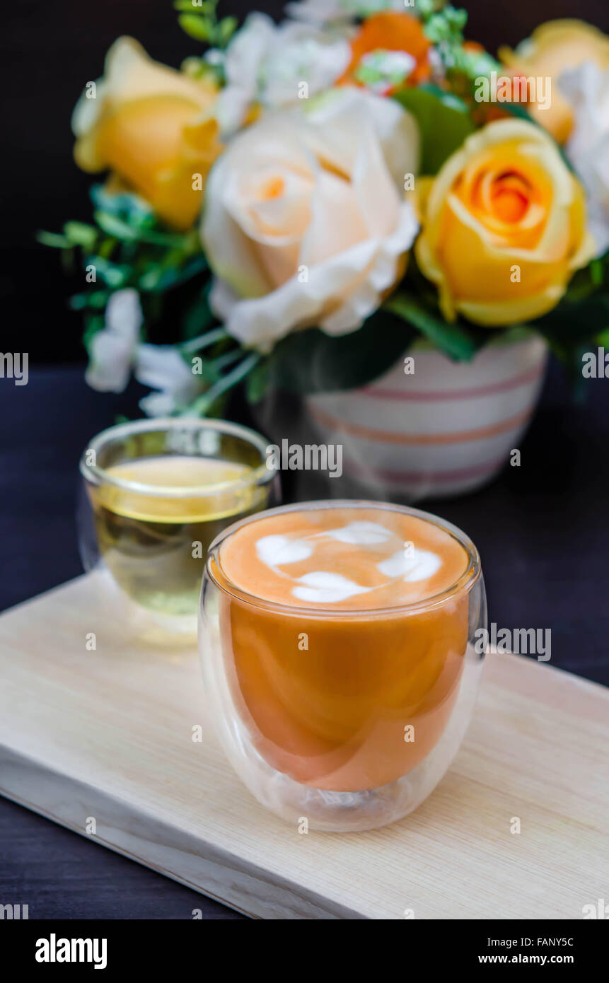 Heiße thai Tee Glasschale mit weißen Schaum Oberfläche und heißen Tee Stockfoto