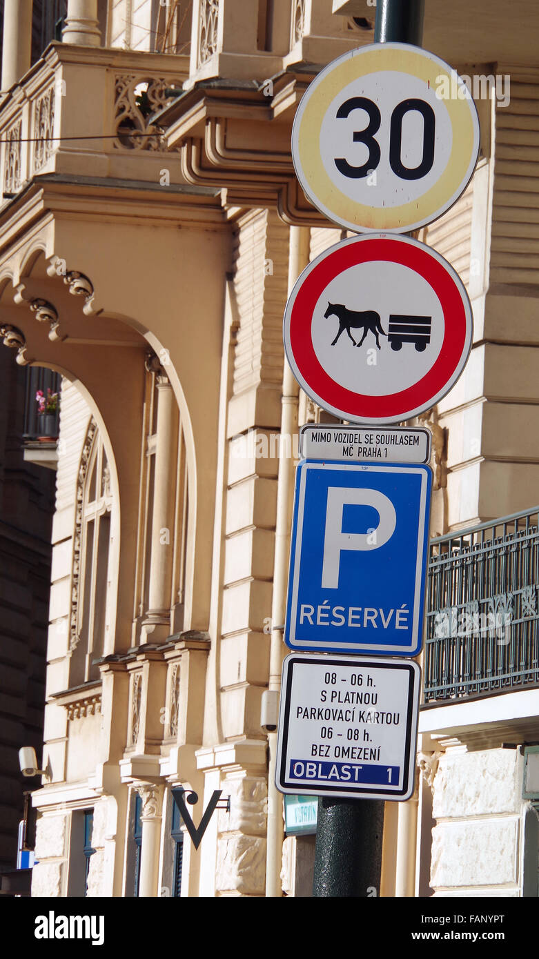 Prag, ungerade Sammlung von Verkehrszeichen Stockfoto