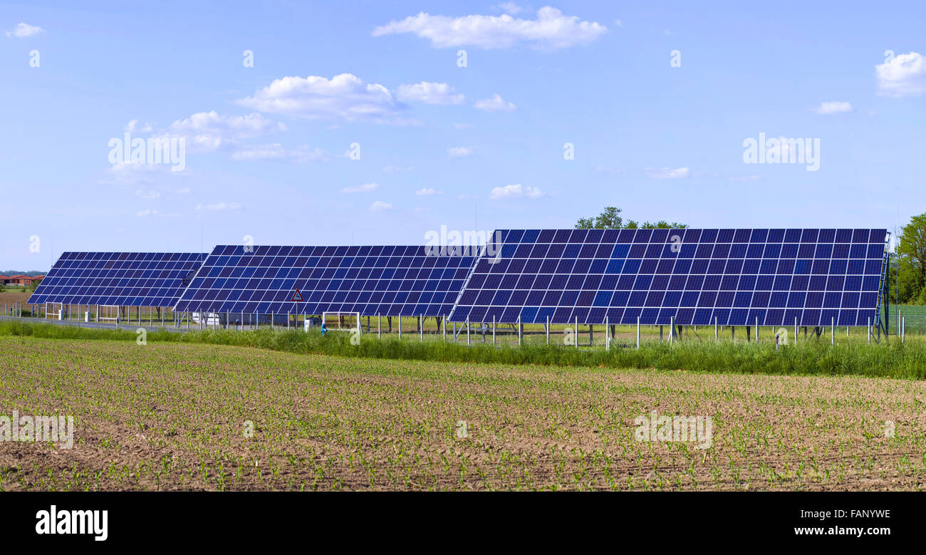 PV-Anlage auf dem Gebiet Stockfoto