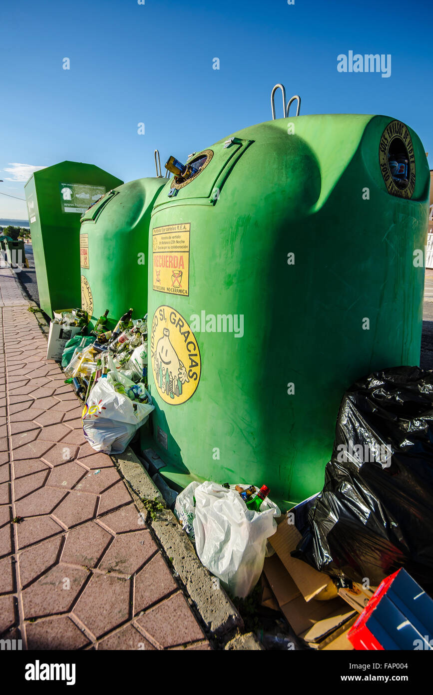 Recyclingstelle überläuft. Ciudad Quesada ist ein Stadtteil in der Gemeinde Rojales in der Provinz Alicante in Spanien. Hauptsächlich Wohngebäude Stockfoto