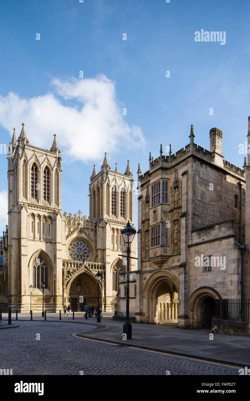 Bristol Cathedral (viktorianischen gotischen Westfassade) und mittelalterliche Abtei Gatehouse (1100er Jahren mit 1500 s Obergeschosse). Stockfoto