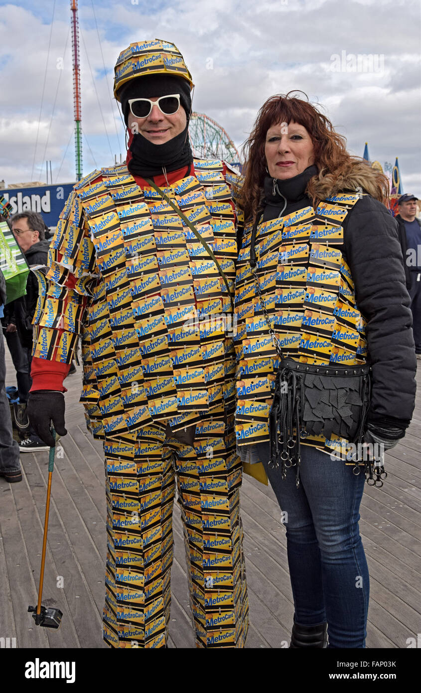 MetroCard Mann Art Rodolico & Freund fotografiert am Neujahrstag auf der Promenade in Coney Island Brooklyn, New York. Stockfoto