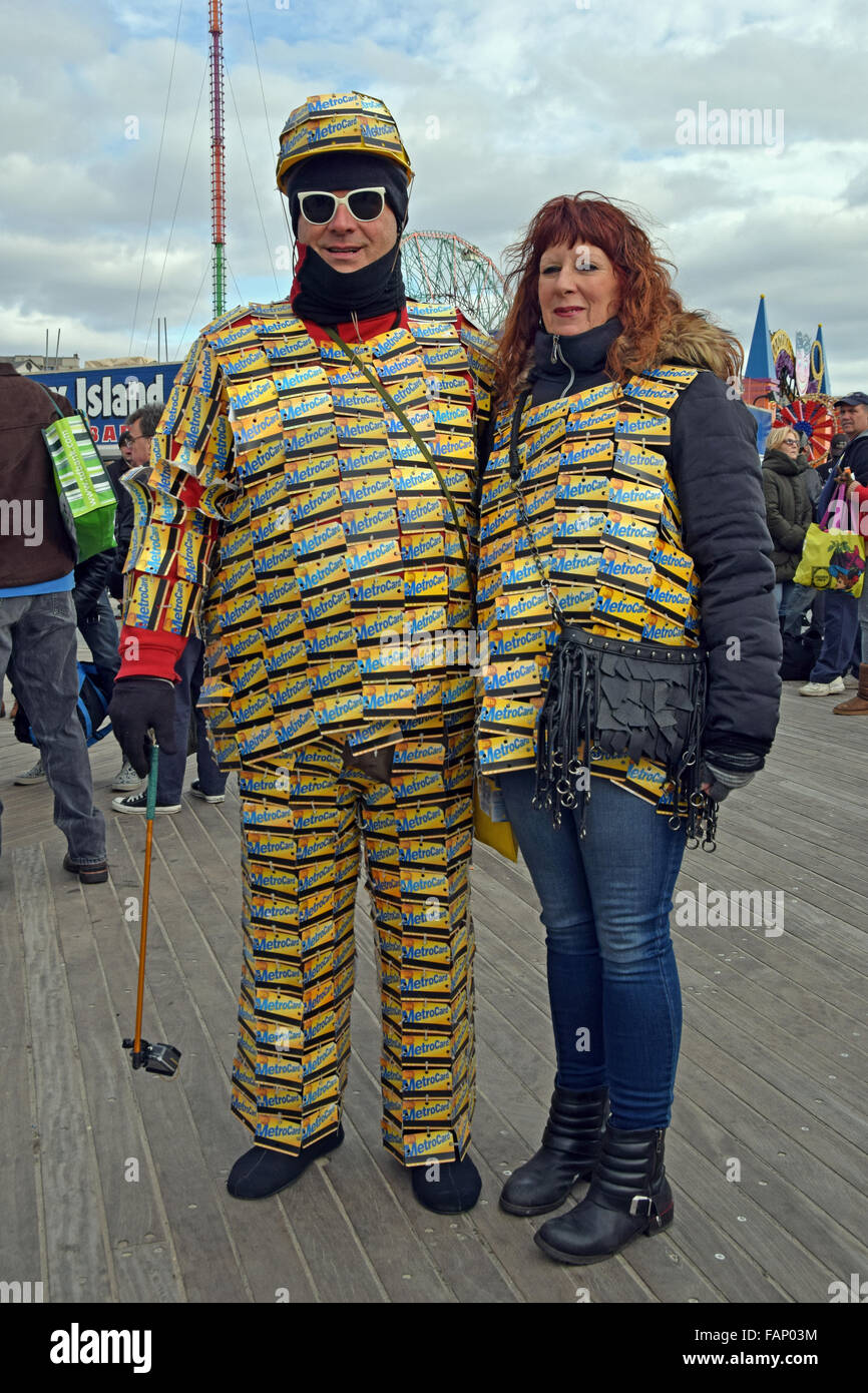 MetroCard Mann Art Rodolico & Freund fotografiert am Neujahrstag auf der Promenade in Coney Island Brooklyn, New York. Stockfoto