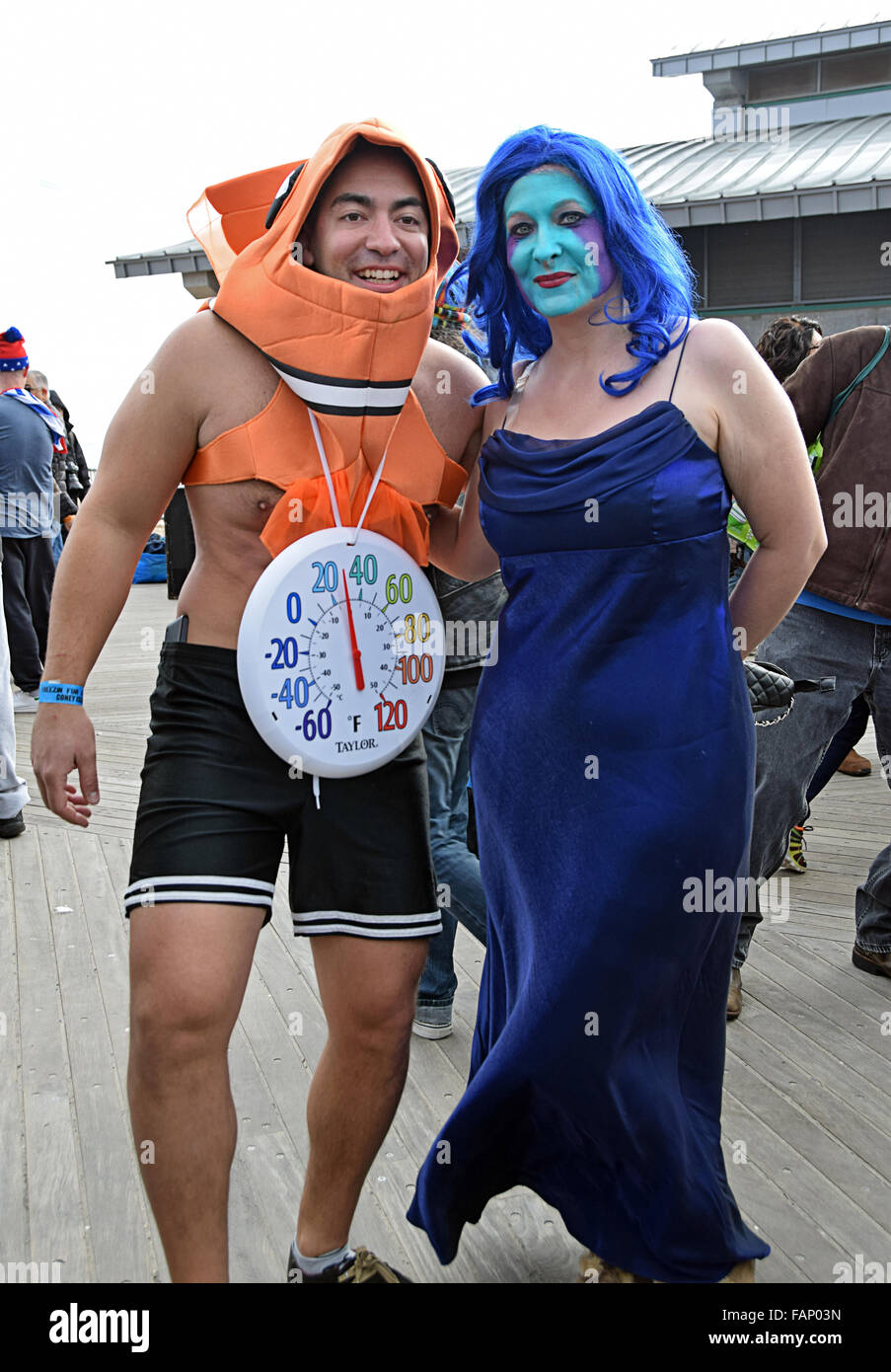 Zwei Personen in aufwendigen Kostümen auf der Promenade in Coney Island auf Silvester vor der Polar Bear Club Baden. Stockfoto