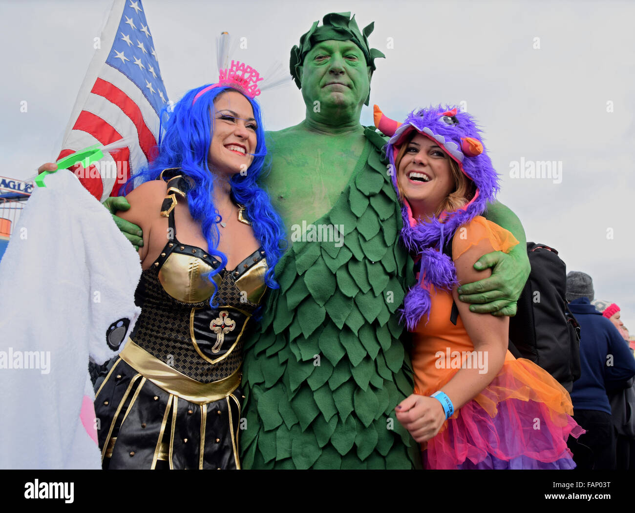3 Personen in aufwendigen Kostümen auf der Promenade in Coney Island auf Silvester vor der Polar Bear Club Baden. Stockfoto