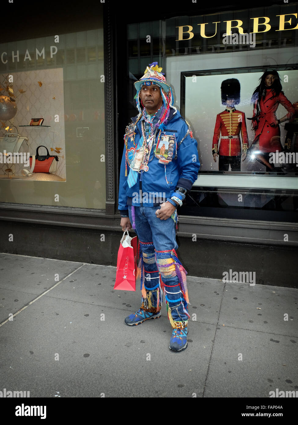 Ein Mann aus Guayna gekleidet in einer einzigartigen Weise außerhalb Macys am Herald Square in Midtown Manhattan, New York City Stockfoto