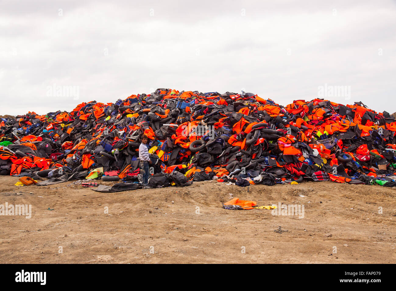 Reinigung Schwimmwesten nach der Ankunft der Flüchtlinge, Asylbewerber und Immigranten auf der Insel Lesbos Griechenland durch aufblasbare Boote Stockfoto