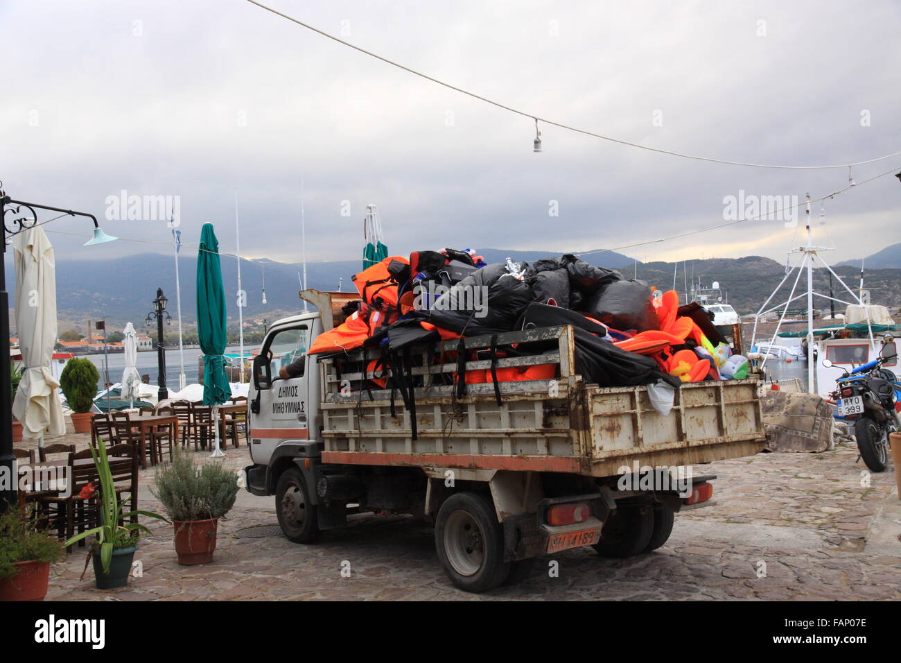 Reinigung Arbeiter, Müll und missachtet Schwimmwesten nach der Ankunft der Flüchtlinge, Asylbewerber und Immigranten auf der Insel Lesbos in Griechenland Stockfoto