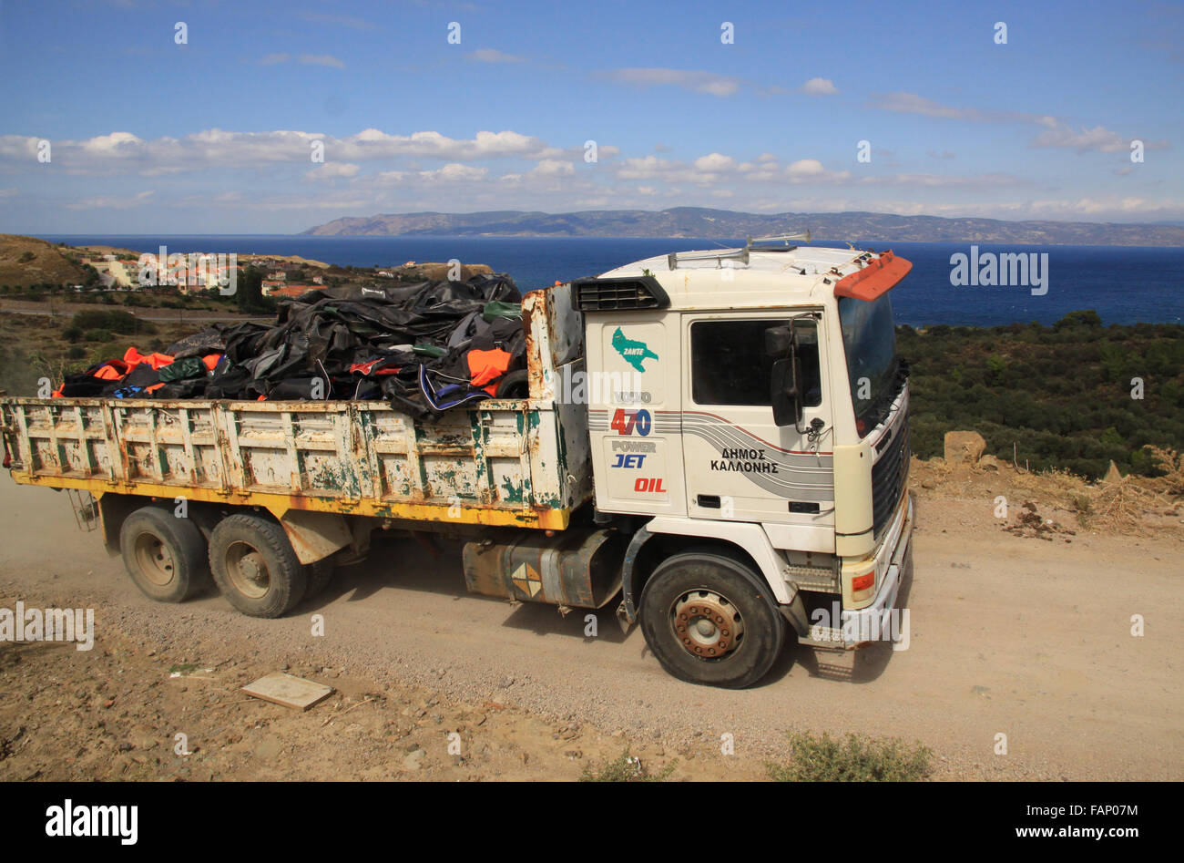 Reinigung Arbeiter, Müll und missachtet Schwimmwesten nach der Ankunft der Flüchtlinge, Asylbewerber und Immigranten auf der Insel Lesbos in Griechenland Stockfoto