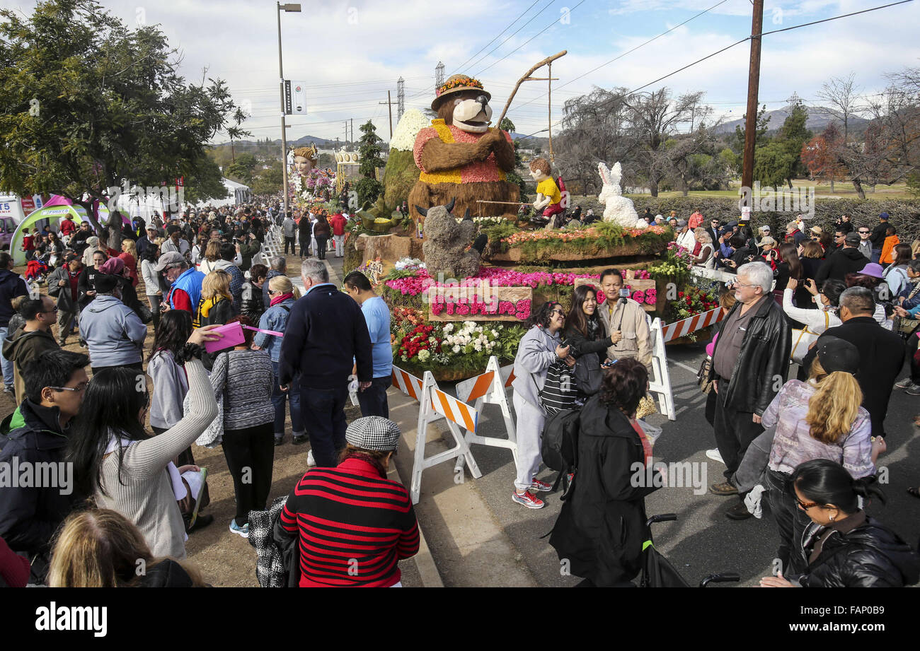 Los Angeles, Kalifornien, USA. 2. Januar 2016. Tausende Zuschauer schwebt ein aus nächster Nähe schauen an den Schwimmern während der 127. Rose Parade Showcase der schwimmt auf Samstag, 2. Januar 2016 in Pasadena, Kalifornien. Bildnachweis: Ringo Chiu/ZUMA Draht/Alamy Live-Nachrichten Stockfoto