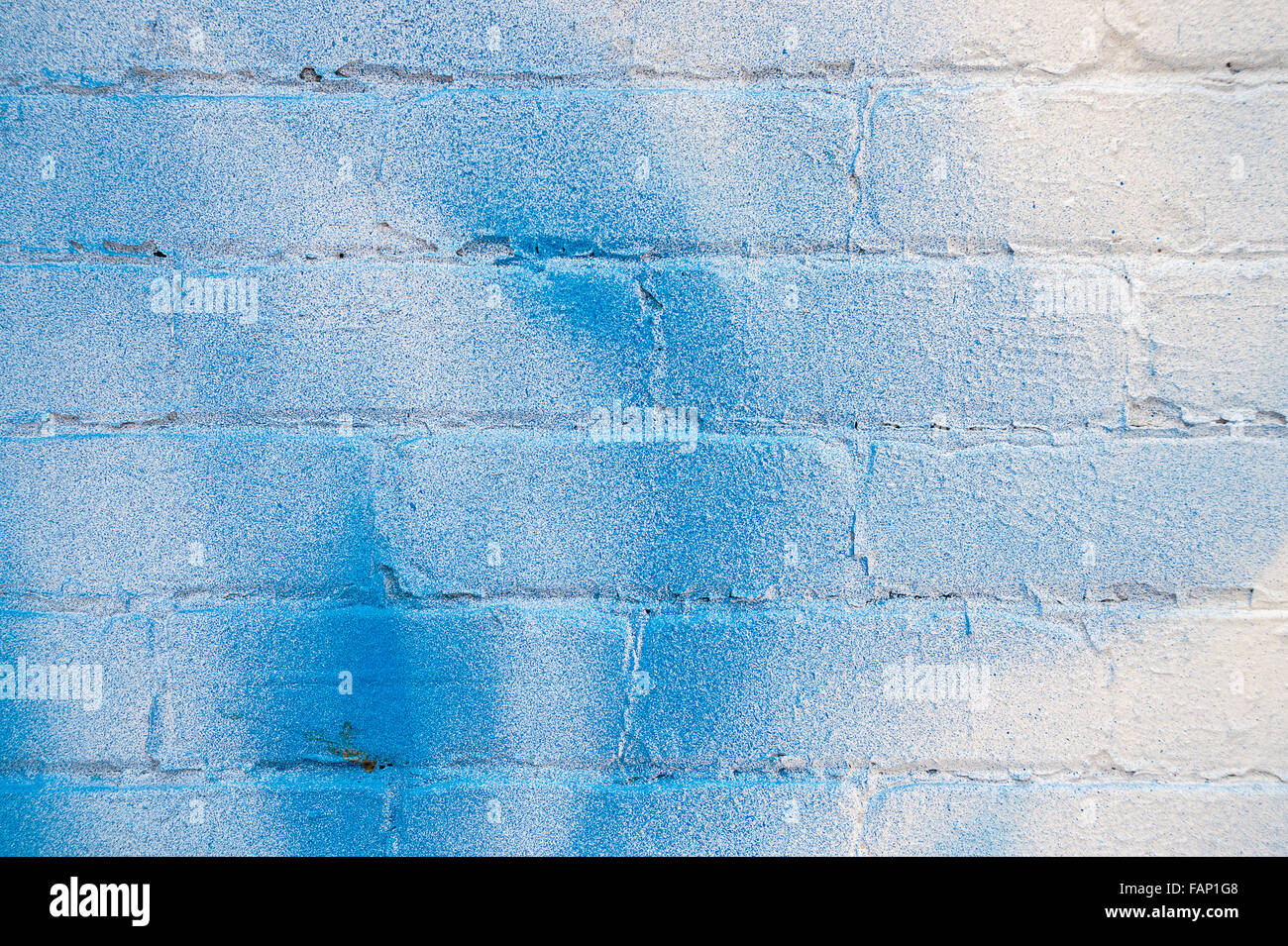 Nahaufnahme der weißen Wand mit blauen Spray Flecken Stockfoto