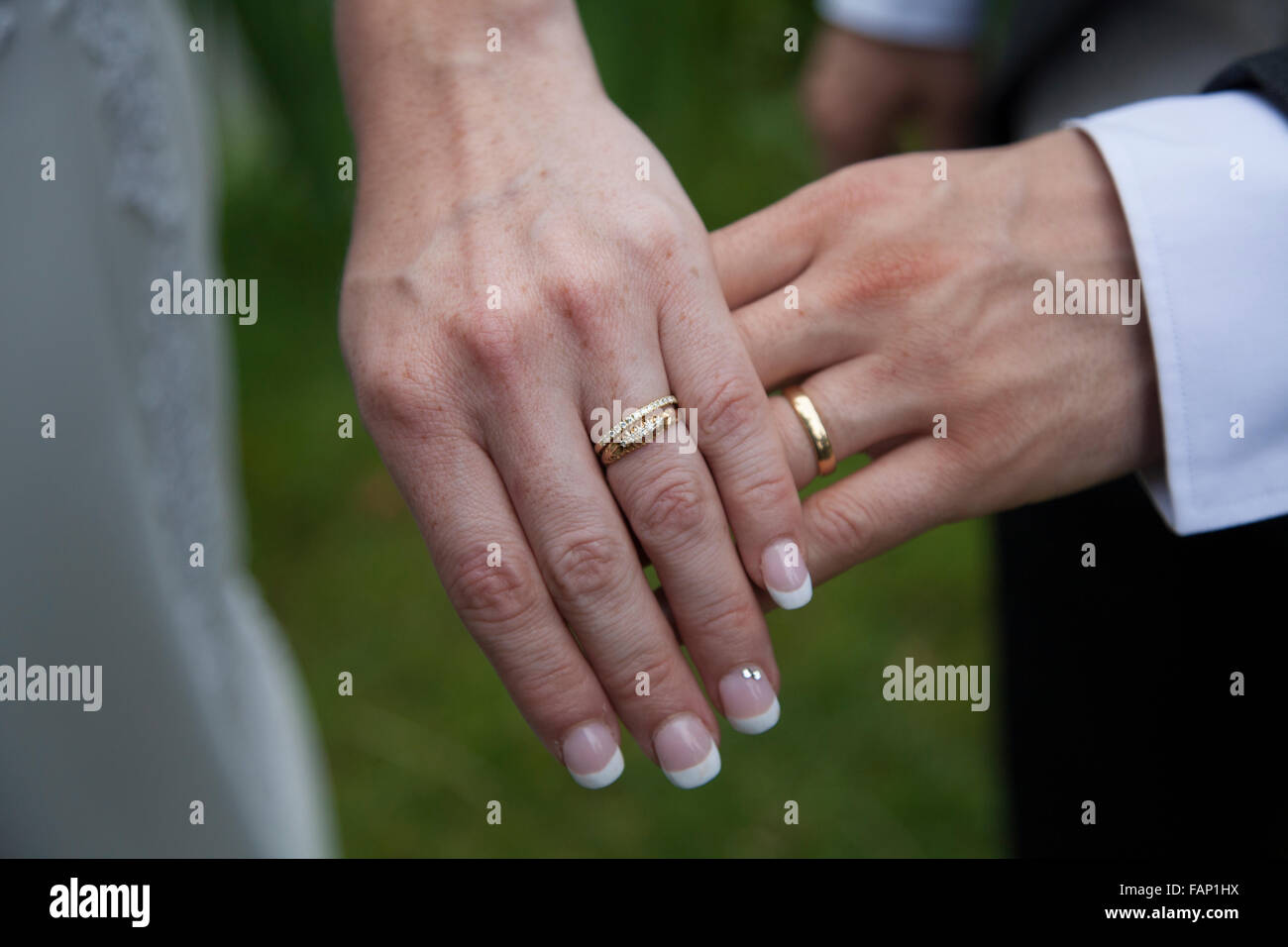 Braut Und Brautigam Hochzeit Ringe Hand Zusammengehalten Beide Zeigen Am Ihrer Hochzeit Eheringe Stockfotografie Alamy