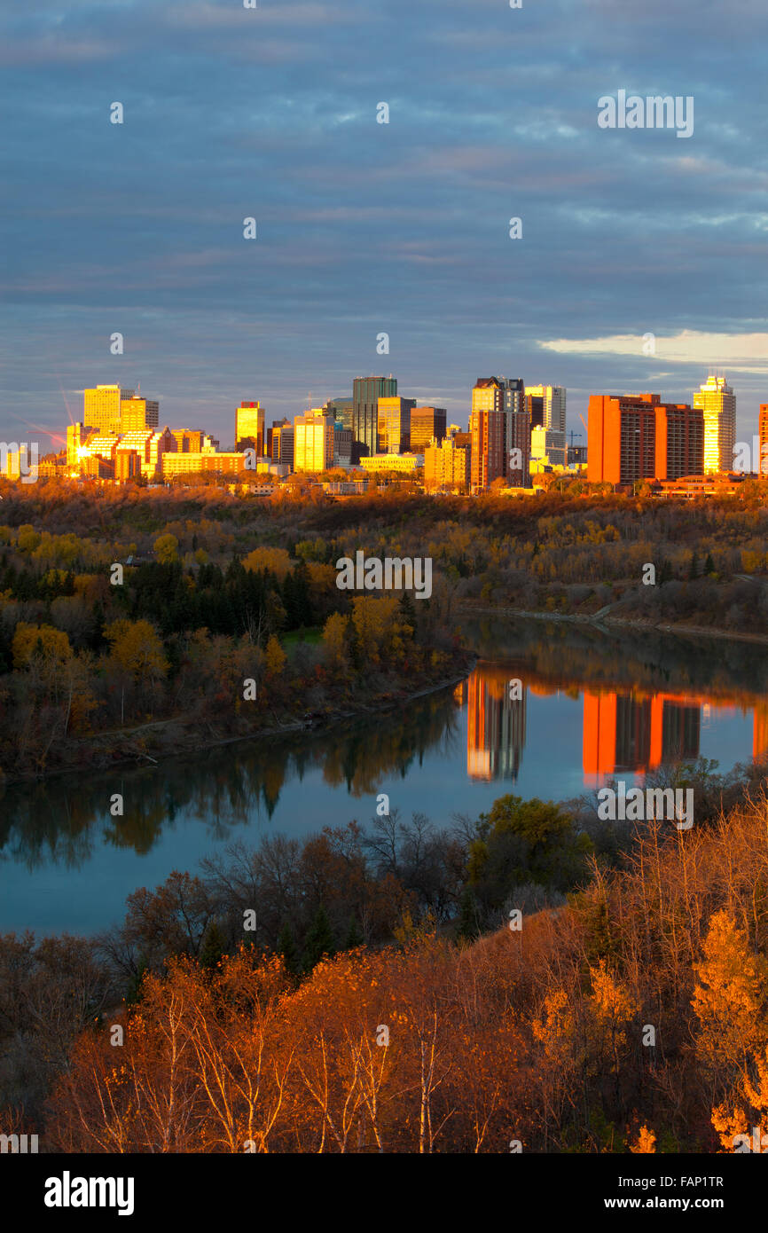Blick auf die Skyline von Edmonton und dem North Saskatchewan River bei Sonnenaufgang im Herbst, Edmonton, Alberta, Kanada Stockfoto