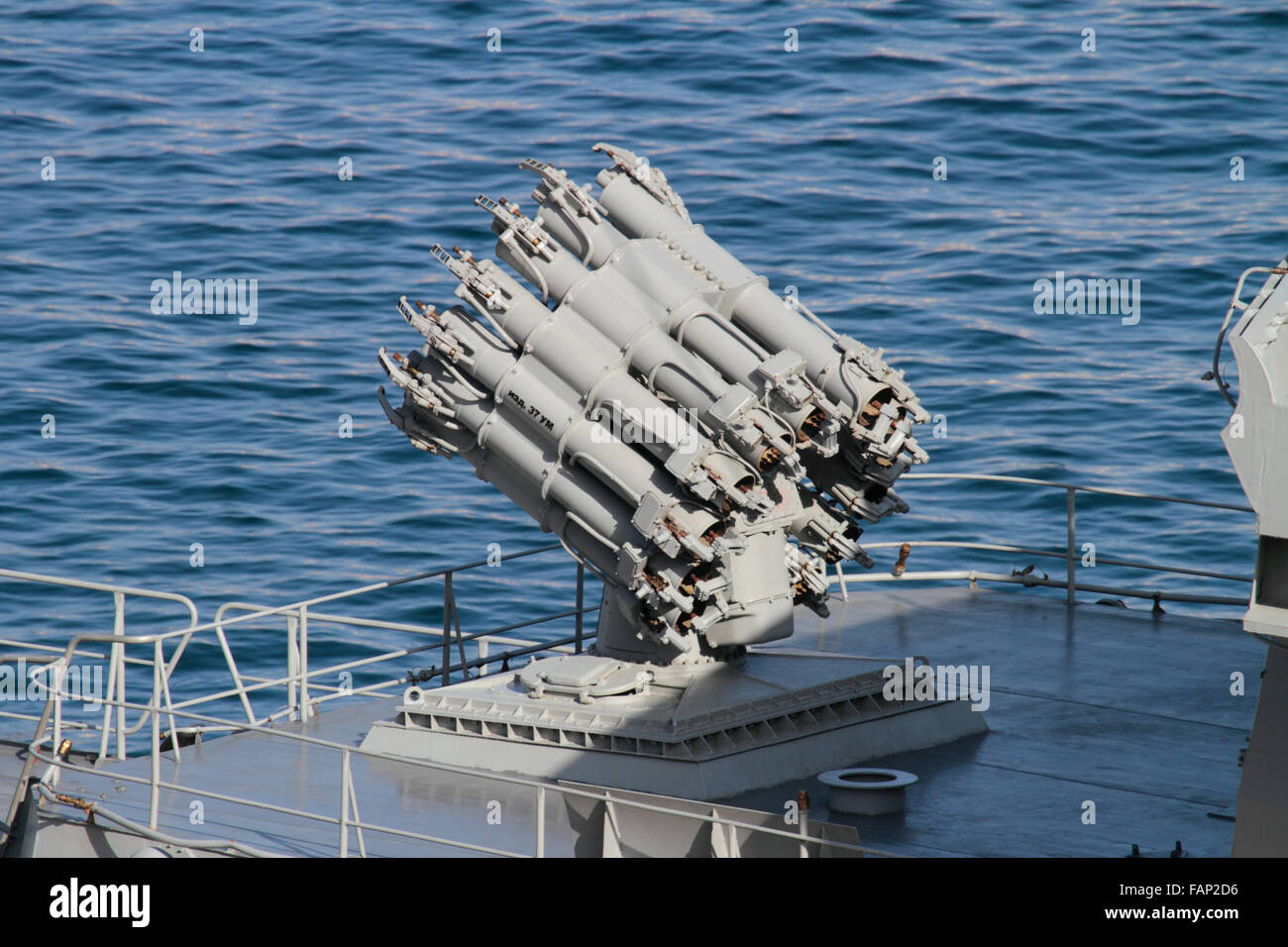 RBU-6000 Zwölf-Barrel-Anti-U-Boot-Raketenwerfer an Bord der russischen Navy-Fregatte RFS 727 Yaroslav Mudry. Seewaffen. Stockfoto