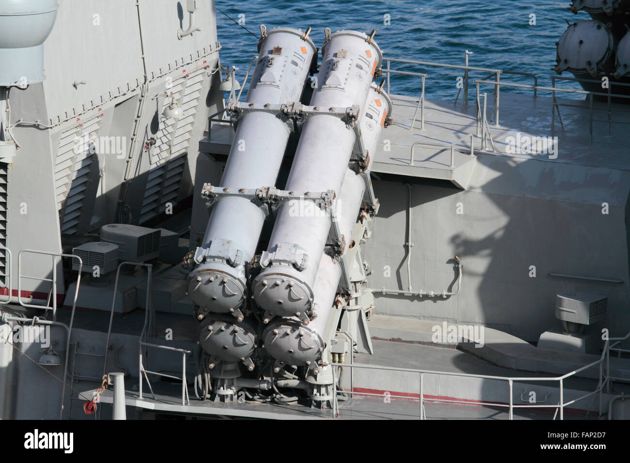 KH-35 Uran oder Switchblade Anti-Schiffs-Rakete Produkteinführung Kanister an Bord der russischen Marine Fregatte Yaroslav Mudry Stockfoto
