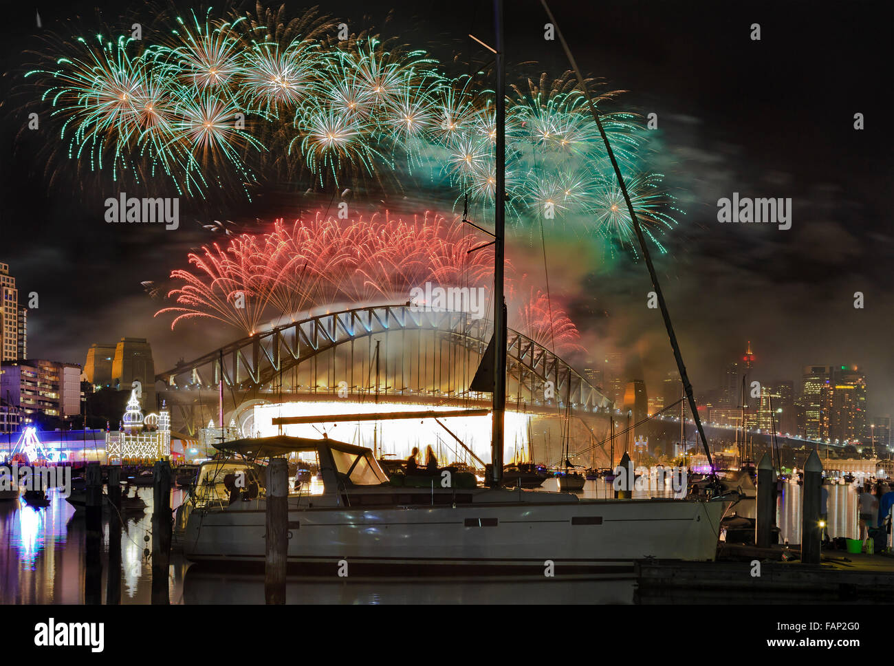 Silvester-Feuerwerk in Sydney um Mitternacht aus Lavendel Bucht über Harbour Bridge von Pyrotechnik, Lichtkugeln beleuchtet Stockfoto