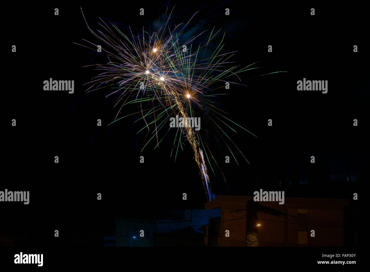 Schöne und bunte Feuerwerk in der schwarzen Nacht Stockfoto