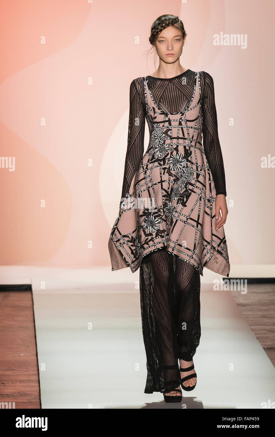 New York, NY - 12. September 2015: Yumi Lambert Spaziergänge die Start-und Landebahn am Herve Leger Fashion show während NYFW s/s 2016 Stockfoto